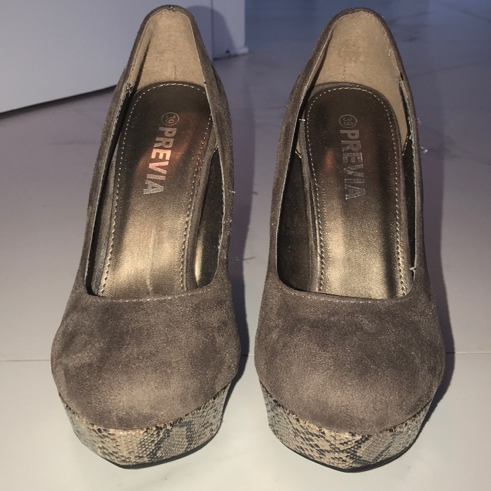 Brown snake skin pumps